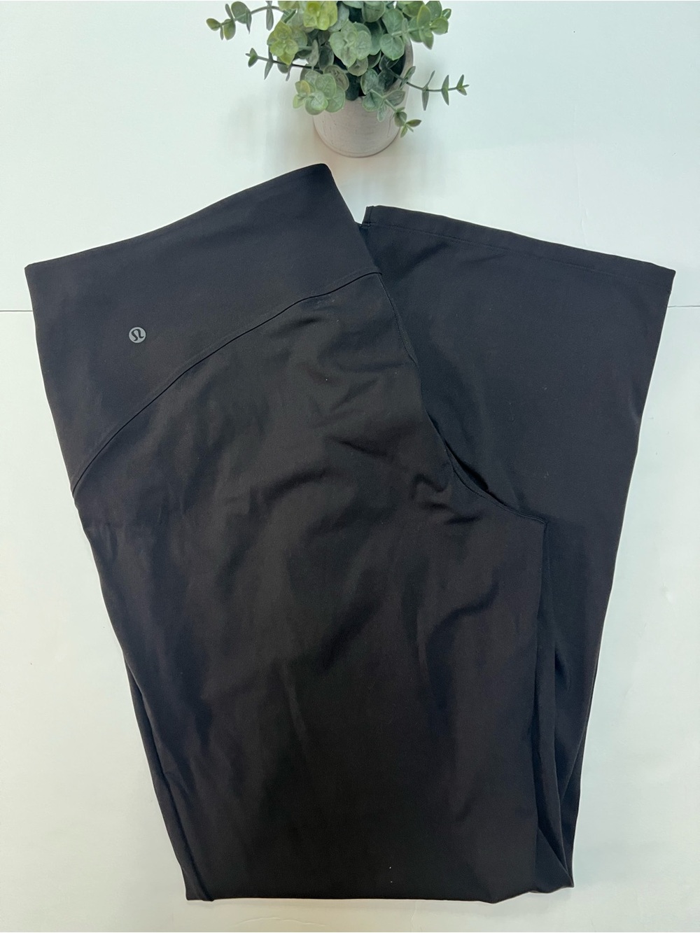 Lululemon Smooth Fit Pull-On High-Rise Pant
Black Size 18